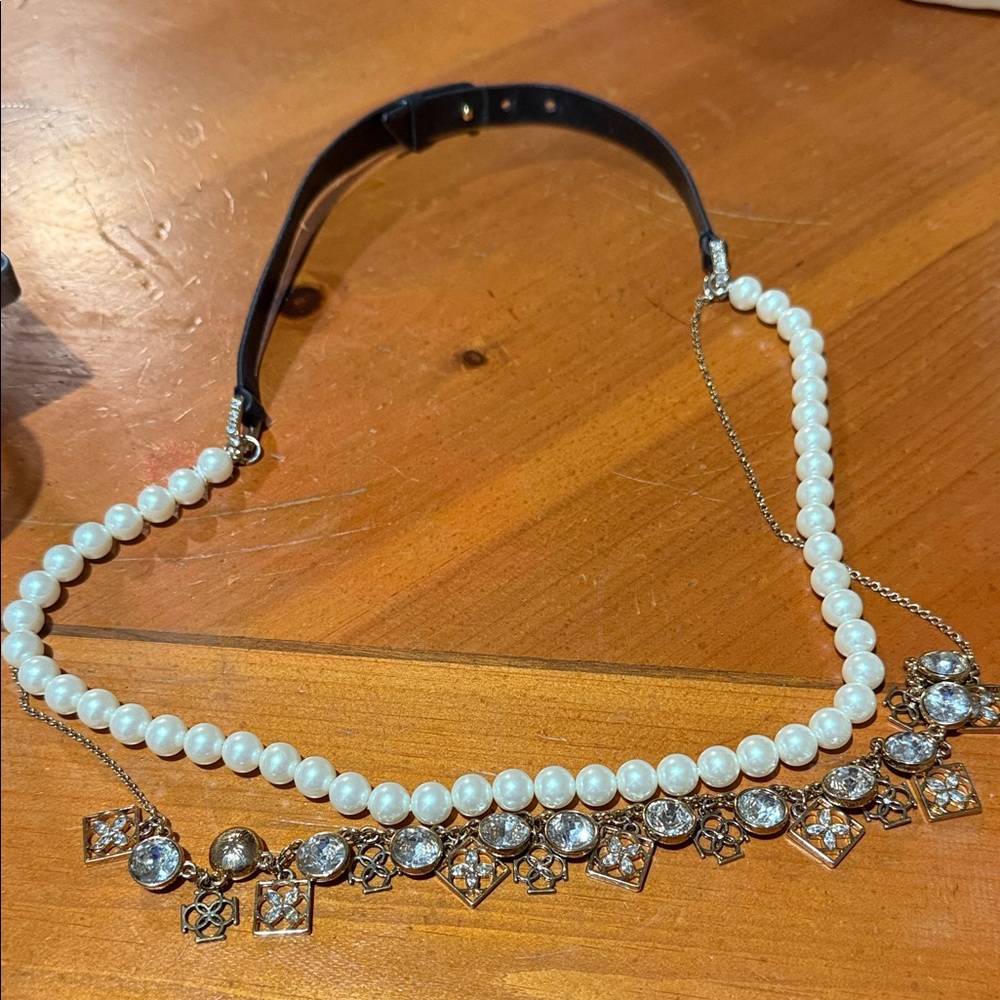 Elegant Pearl and Crystal Necklace